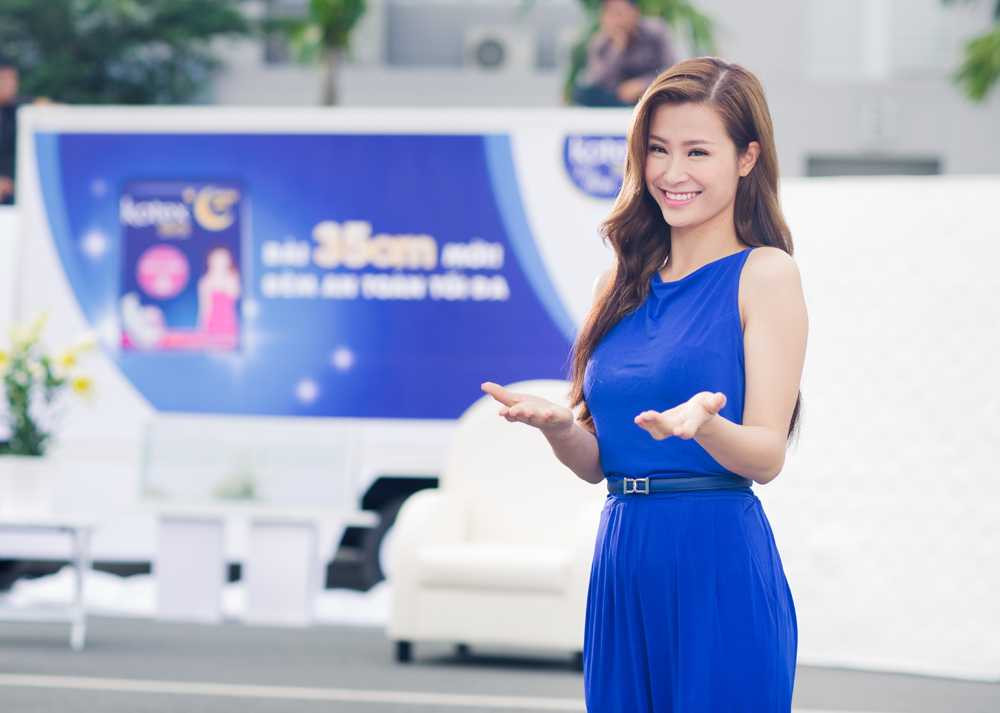 Đông Nhi ăn vội bánh mì ở hậu trường quay video mới