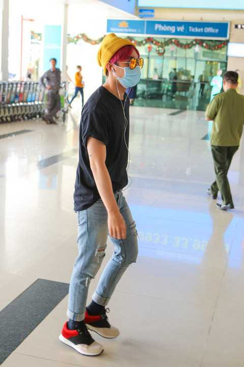 Cùng đi với hai người đẹp trên chuyến bay sáng nay còn có Sơn Tùng M-TP. Dù gặp không ít scandal nhưng không ai phủ nhận sức nóng của giọng ca gốc Thái Bình.