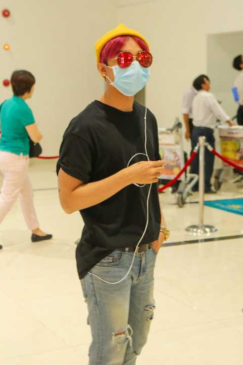 Xuất hiện tại sân bay, Sơn Tùng bịt kín mít và nhanh chóng làm thủ tục check in. Diện trang phục đơn giản, năng động, Sơn Tùng vẫn được nhiều người nhận ra . Tối nay, anh chàng sẽ trình diễn tại sự kiện cùng các ca sỹ Thu Minh, Thủy Tiên, Lệ Quyên …