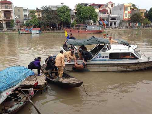 Lực lượng Cảnh sát đường Thủy - Công an TP Hải Phòng tiếp cận, đưa người đàn ông lên bờ