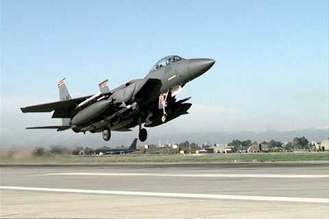 Một máy bay F-15 của Mỹ cất cánh tại căn cứ không quân Incirlik của Thổ Nhĩ Kỳ