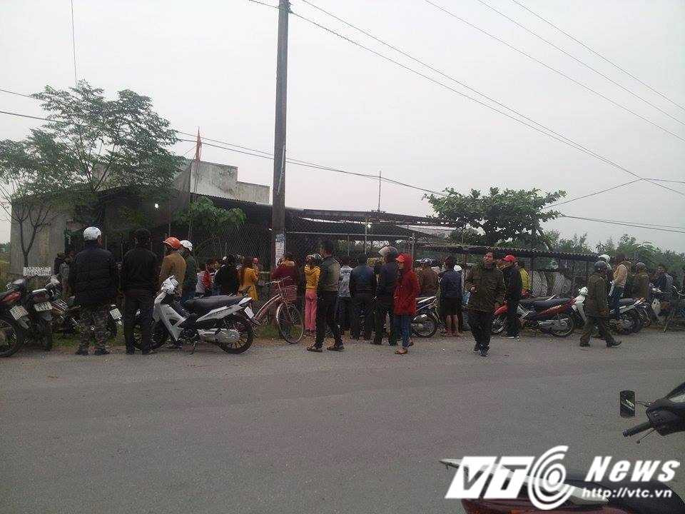 Rất đông người dân theo dõi sự việc.