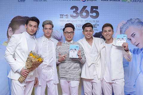 Nam ca sĩ Trúc Nhân là một trong những người bạn thân thiết của nhóm. Anh đã dành nhiều lời khen đến sản phẩm âm nhạc mới đánh dấu sự trở lại hoành tráng của 365. 