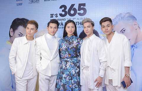 Thành viên nhỏ tuổi nhất nhóm S.T được nhóm giao trọng trách đảm nhiệm vai chính trong MV cần phải thể hiện rất nhiều cung bậc cảm xúc trong tình yêu. Vừa được giao một vai diễn khó trong “Tấm Cám : chuyện chưa kể “ nên nhóm cũng an tâm về kĩ năng diễn xuất MV lần này cho S.T, tuy nhiên việc chưa có “mảnh tình vắt vai” nào sẽ là một trở ngại cho chàng trai 9x này thể hiện cảm xúc yêu. Jun - tác giả kịch bản MV chia sẻ: “Khi viết là đã nhắm nhân vật chính này là S.T, tuy nhiên làm sao để thể hiện một tình yêu chớm nở rất lãng mạn, nhẹ nhàng, nhưng đầy đau thương khi kết thúc thì rất sợ vì S.T chưa có người yêu. Nhưng rồi khi quay, nhóm đã rất bất ngờ vì cả hai yêu nhau thật quá, đẹp đôi hơn mức mong đợi”. 