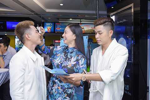 Là một người thầy tận tụy, Ngô Thanh Vân luôn hết lòng vì các học trò. Nhóm 365 tiết lộ đả nữ từng nhiều lần quên mình để chăm sóc cho các thành viên khi nhóm đi quay hình. Bốn chàng trai 365 luôn ghi nhớ và quý trọng những gì mà chị Ngô Thanh Vân đã yêu thương và dành cho các thành viên. Cũng trong buổi ra mắt, nữ diễn viên không ngần ngại lau mồ hôi cho học trò Will trước sự chú ý của nhiều khách mời. 