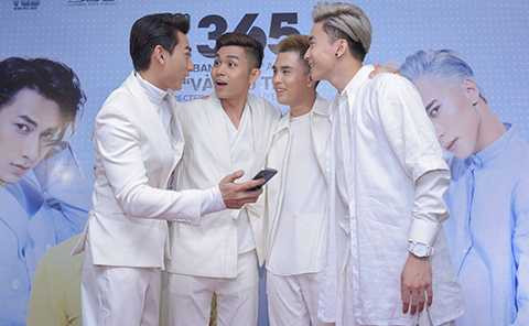 Album gồm 3 ca khúc do nhóm thể hiện và đặc biệt đây là album đầu tiên có 4 ca khúc solo do từng thành viên thể hiện. Mỗi ca khúc solo mang đặc trưng riêng của từng người. Các ca khúc chung: “Và Như Thế “; “I’m alright without you” ( Đừng lo, anh sẽ ổn) ; riêng ca khúc mang tên“Cười lên đi em” do nhóm thể hiện được viết cho đám cưới của một thành viên trong nhóm. Tuy nhiên, 365 từ chối tiết lộ thông tin cụ thể.