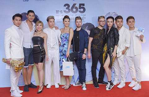 Tuy nhiên, nữ ca sĩ không đến một mình, cô đi cùng người đẹp Hồng Quế, ca sĩ Mlee và các thành viên cùng tham gia cuộc thi Bước nhảy hoàn vũ 2016. Năm nay, thành viên S.T 365 cũng sẽ góp mặt trong cuộc thi này. 