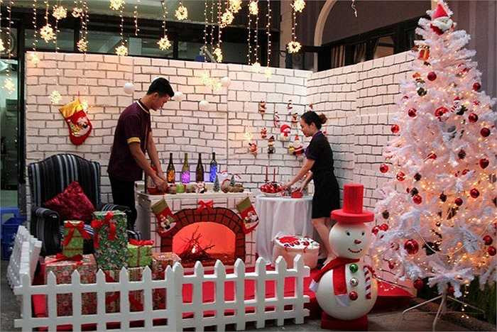 Không có thời gian hoặc không gian công sở cần được làm đẹp ngày giáng sinh, nhiều người chọn cách thuê dịch vụ trang trí Noel. Tùy theo không gian, vật liệu và yêu cầu của khách hàng mà giá dịch vụ đao dộng từ 150.000 - 200.000 đồng/m2.