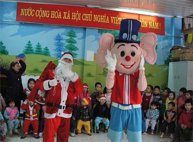 Tổ chức sự kiện giáng sinh cũng là dịch vụ kiếm bộn tiền dịp này. Chi phí cho các hoạt động hóa trang, âm thanh, ánh sáng, quà tặng.... dao động trên 5 triệu đồng.