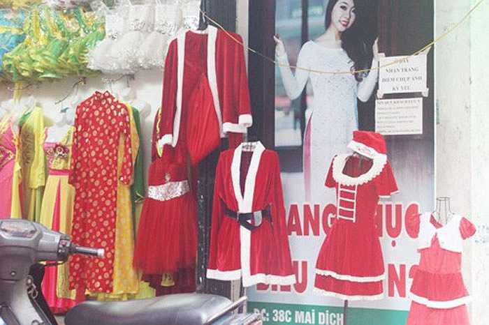 Các cửa hàng thuê trang phục biểu diễn cũng nhân mùa giáng sinh tung hàng loạt sản phẩm trang phục, hóa trang Noel để cho thuê. Trung bình, giá thuê từ 50.000 đồng/sản phẩm (phụ kiện, trang phục trẻ em...).