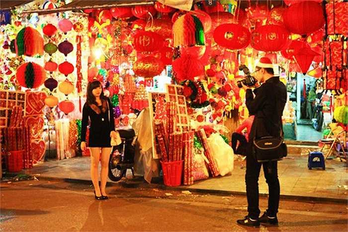 Nhiều bạn trẻ muốn lưu lại những hình ảnh đẹp mùa giáng sinh cũng chi tiền thuê người chụp ảnh. Tùy theo từng gói, mỗi người phải bỏ ra từ 500.000 đồng đến 2 triệu đồng để thuê phó nháy. 