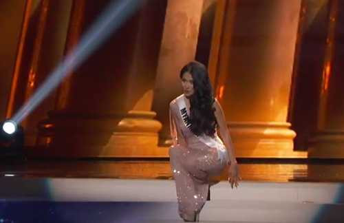 Người đẹp Myanmar vấp ngã