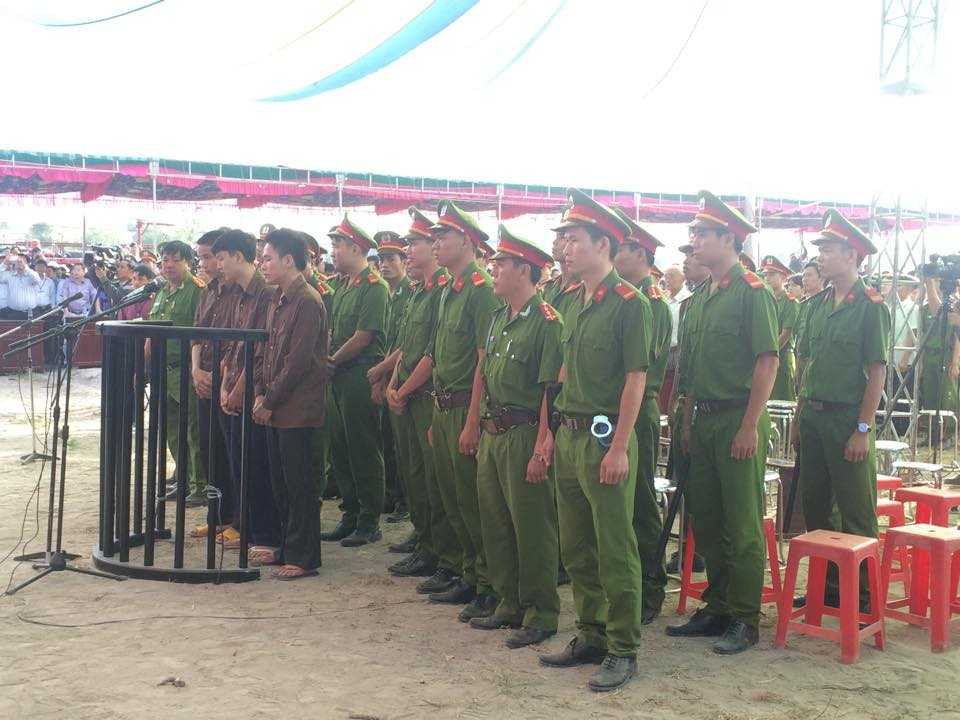 Tiến, Dương, Thoại (lần lượt từ trái qua) trước vành móng ngựa (Ảnh: Phan Cường)