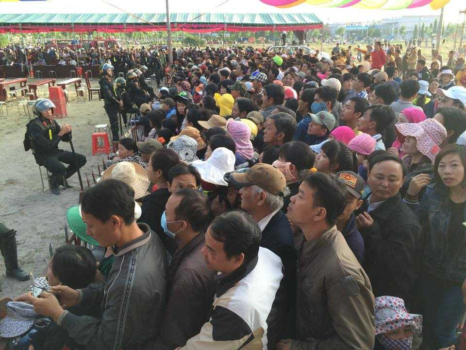 Hàng ngàn người dân tập trung về xem xét xử (Ảnh: Phan Cường)