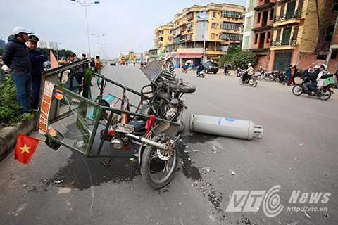 Chiếc xe ba gác bị biến dạng hoàn toàn Chiếc xe ba gác bị biến dạng hoàn toàn