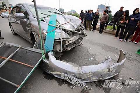 Phần đầu chiếc ô tô bị hư hỏng nặng Phần đầu chiếc ô tô bị hư hỏng nặng