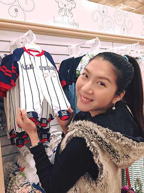 Ngọc Quyên thích thú khi tự tay đi mua sắm quần áo, xe đẩy cho cậu con trai cưng đầu lòng. Trước đó, cô từng chia sẻ rằng mình bị thiếu canxi để cung cấp cho đứa bé, nhưng mới đây, Ngọc Quyên vui mừng thổ lộ rằng sức khỏe cô đã đủ đảm bảo cho em bé chào đời an toàn. 