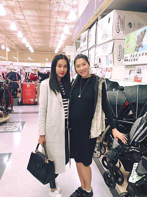 Mới đây, cựu siêu mẫu vừa chia sẻ một số hình ảnh dạo phố mua sắm vui vẻ cùng Dương Mỹ Linh - bạn gái Bằng Kiều.