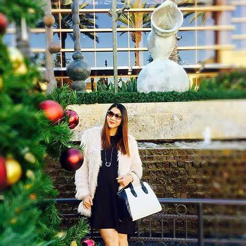 Giữa tiết trời mùa Đông lạnh giá, Ngọc Quyên vẫn giữ được nét rạng ngời vui vẻ. 