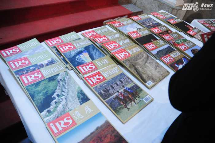 Tạp chí IRS được xuất bản 2 lần mỗi năm - Ảnh: Tùng Đinh