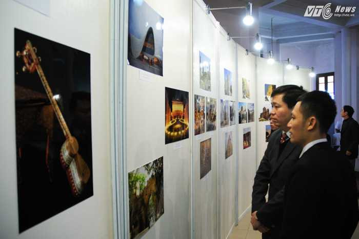 Khá giả Việt theo dõi hình ảnh các di sản Azerbaijan - Ảnh: Tùng Đinh