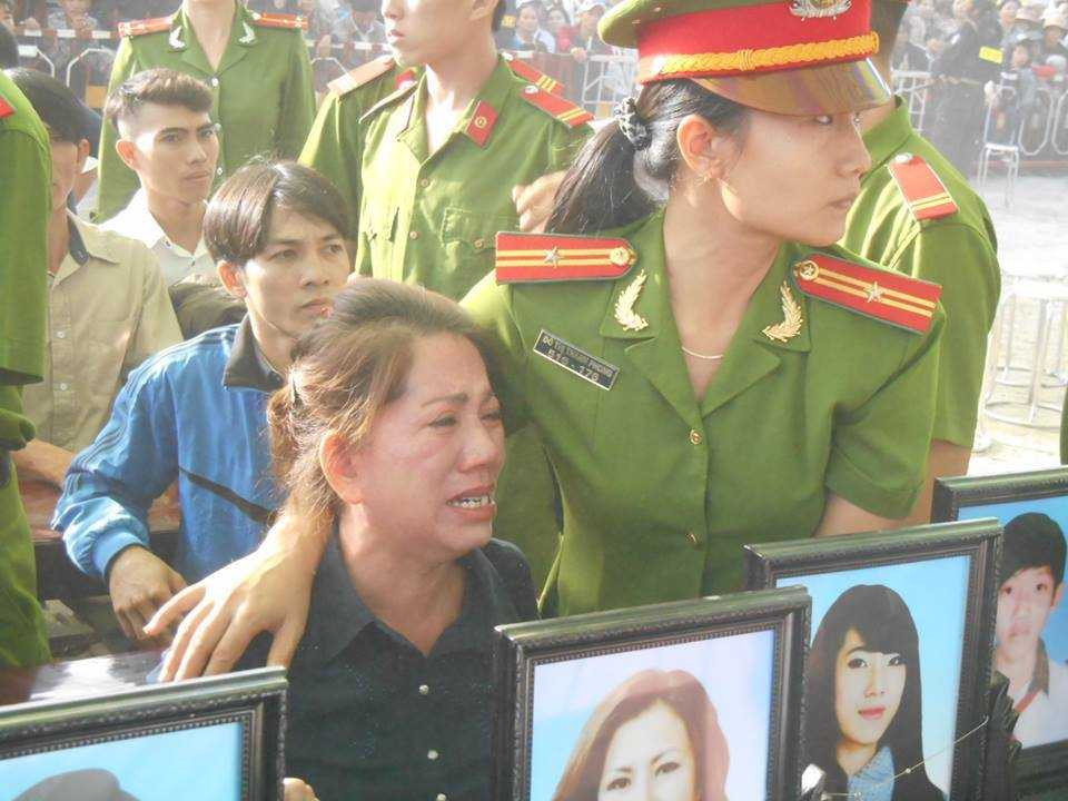 Nghe tên sát nhân kể lại hành vi tội ác, thân nhân bật khóc tức tưởi bên di ảnh các bị hại.