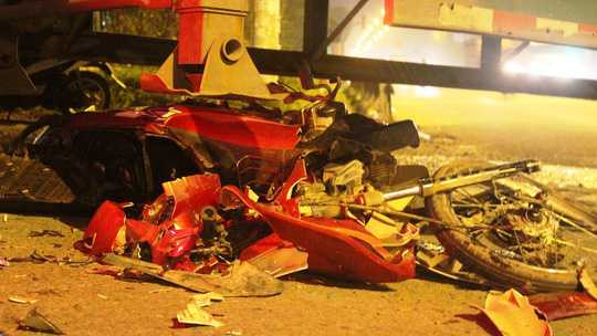 Chiếc xe máy vỡ vụn sau va chạm