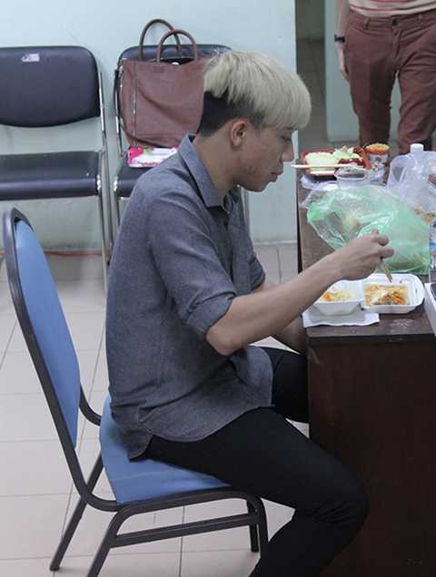 Xuất hiện trong hậu trường buổi ghi hình, danh hài Trấn Thành bất ngờ để lộ gương mặt mộc với nhiều mụn và vết thâm, khiến nhiều người ngạc nhiên. 