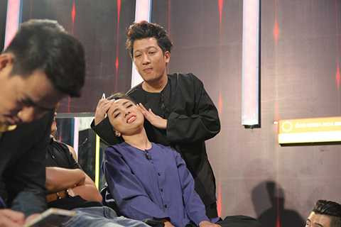  Mười khó Trường Giang trổ tài mát-xa cho hoa hậu hài Thu Trang. 