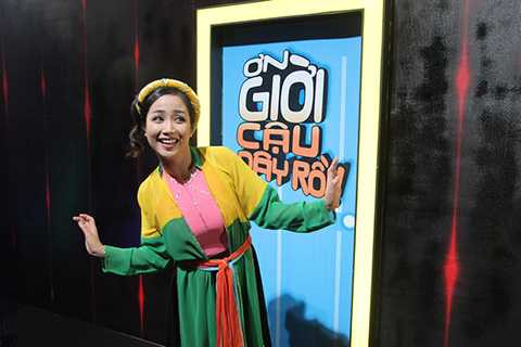 Nữ diễn viên Ốc Thanh Vân duyên dáng trong chiếc áo tứ thân của người con gái Bắc Bộ. 