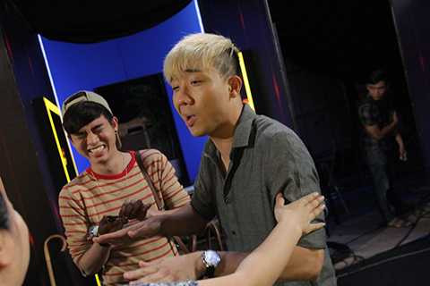 Tuy nhiên, Trấn Thành vẫn rất tự tin với nhan sắc của mình. Anh liên tục pha trò tạo không khí vui vẻ cho mọi người. 