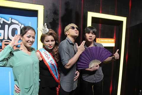 Không lâu sau đó, khi đã được trang điểm kĩ càng, Trấn Thành đã lấy lại được hình ảnh điển trai với da mặt không tì vết. 