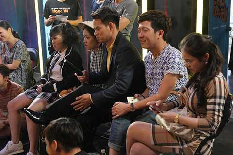 Khi được mời phát biểu nguyên nhân của buổi họp, danh hài Trường Giang đã khoe tài nói tiếng Quảng… không ai hiểu khiến khán giả “cười lăn cười bò”. Tốc độ nói cực nhanh như bắn súng liên thanh và âm điệu khá khó nghe đặc trưng của “Mười Khó” làm 4 khách mời ngẩn tò te, nghệt mặt ra vì không kịp hiểu chuyện gì đang xảy ra.