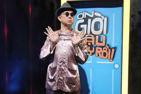 Trên nền ca khúc “Tập thể dục” với nhịp điệu sôi động, các trưởng phòng lần lượt thể hiện sở trường của mình cùng với các loại dụng cụ tập luyện, Trấn Thành múa lụa, Trường Giang lắc vòng và Chí Tài nâng tạ. Nghệ sĩ Việt Hương và Tự Long bước ra sau đó cùng đồng diễn với bộ ba khiến cả trường quay như phát cuồng vì sự dễ thương của dàn trưởng phòng.