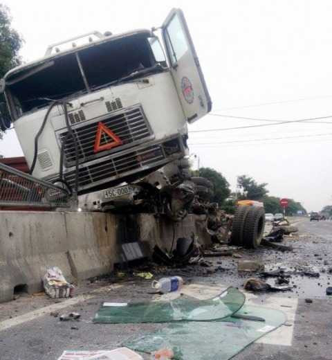 Chiếc container rụng hết bánh