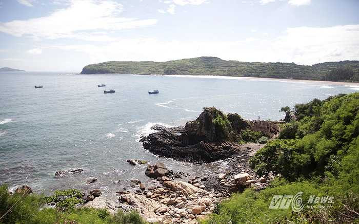 Ghềnh Đá Dĩa là một danh thắng thiên nhiên kỳ thú về địa chất ở Việt Nam. Thắng cảnh này nằm tại xã An Ninh Đông, huyện Tuy An, tỉnh Phú Yên.