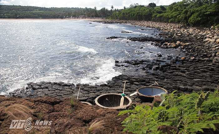 Gềnh Đá Dĩa là một tập hợp các trụ đá hình lăng trụ xếp liền nhau, hòn nọ nối hòn kia.