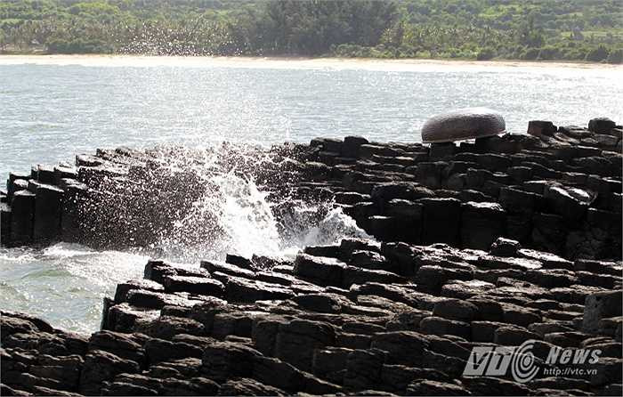 Trên thế giới cũng có những danh thắng Ghềnh Đá Đĩa nổi tiếng như bờ biển Đông Bắc Ireland với núi đá Giant’s Causeway, ghềnh đá Órganos ở đảo La Gomera nổi tiếng của Tây Ban Nha...