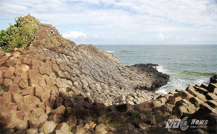Hay trong hang động Fingal ở đảo Staffa, Scotland và khu vực châu Á còn có ở đảo JeJu của Hàn Quốc.