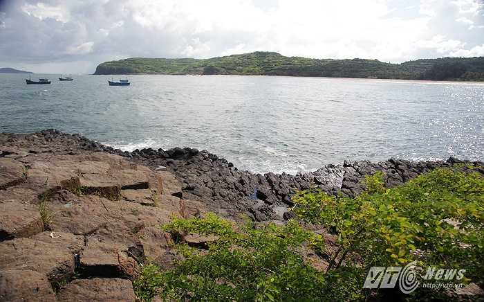 Bãi đá trải rộng san sát nhau chung màu đen huyền bí. 