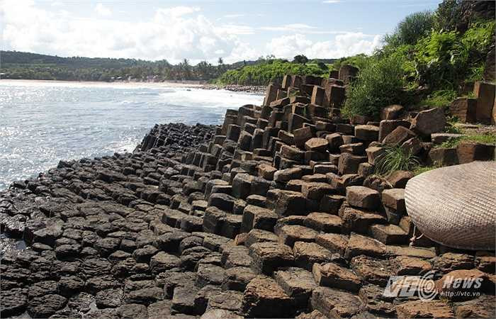 Có trụ thẳng đứng, có trụ nghiêng vẹo nhưng vẫn chồng chất tầng tầng trông như chồng bát dĩa nên có tên gọi là Ghềnh Đá Dĩa.