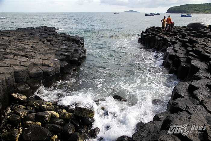 Nhìn từ xa trông nơi đây không khác nào một tổ ong khổng lồ, trải dài khoảng 1km2, nửa chìm nửa nổi trên mặt biển.