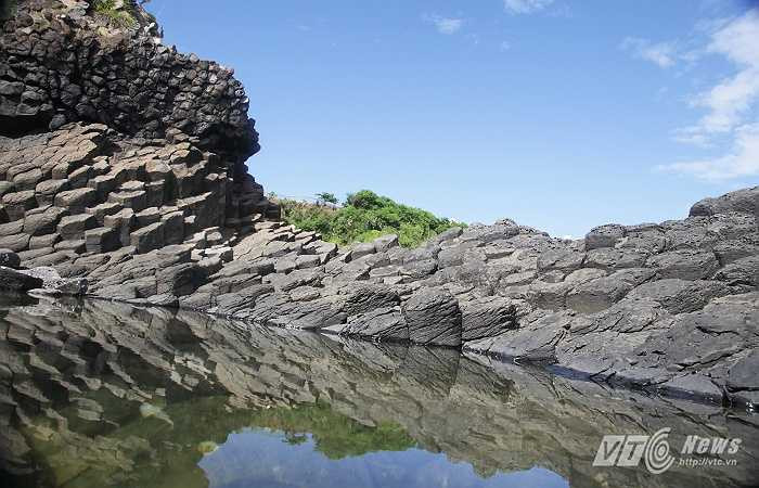 Đá ở đây thuộc loại đá bazan có màu đen huyền và màu vàng sáng. 