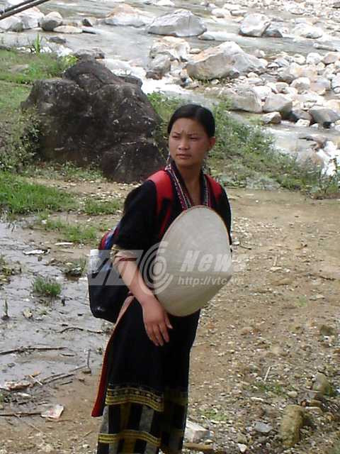 Một thiếu nữ Mông ở Tả Van làm hướng dẫn viên du lịch cho Tây