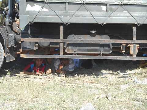 Nằm dưới gầm xe tải để tránh nắng theo dõi phiên tòa