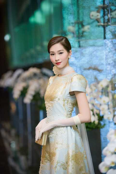 Trong sự kiện vừa diễn ra, Hoa hậu Đặng Thu Thảo đẹp thanh lịch và sang trọng với thiết kế đẳng cấp.