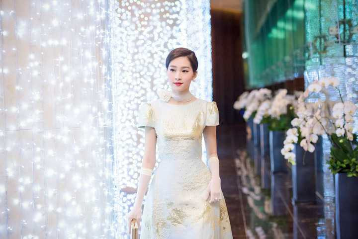 Trên thảm đỏ, cô hút mọi ánh nhìn với vẻ mong manh nhưng cũng đầy quyến rũ của mình.