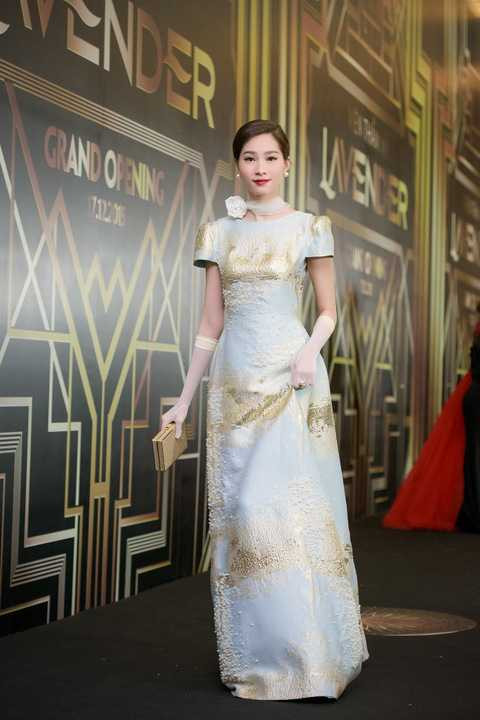 Được biết, sự kiện lần này Hoa hậu Việt Nam 2012 tham dự là một tiệc khai trương một trung tâm thẩm mỹ lớn tại Hà Nội.