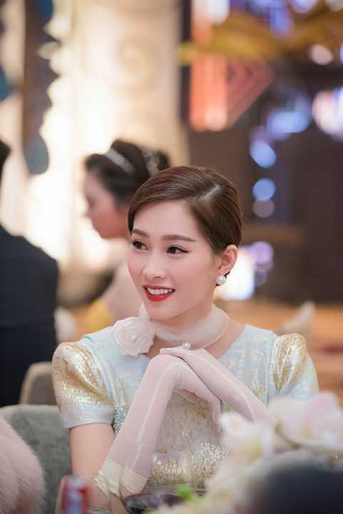 Cô và diễn viên Lý Nhã Kỳ đã cùng nhau làm đại diện cắt băng khánh thành của trung tâm này.