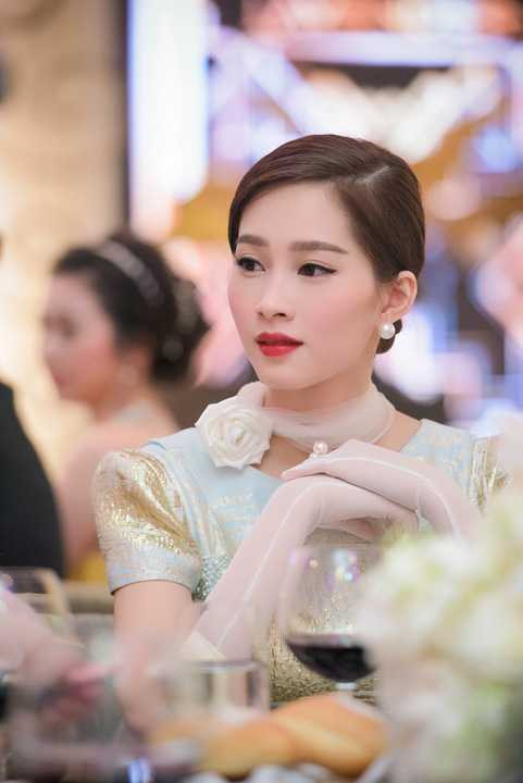 Cô và diễn viên Lý Nhã Kỳ đã cùng nhau làm đại diện cắt băng khánh thành của trung tâm này.